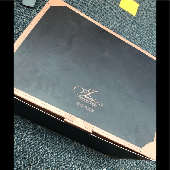 New in 📦❗️Laura Mercier “The iconics” Kit - Picture 2 of 7